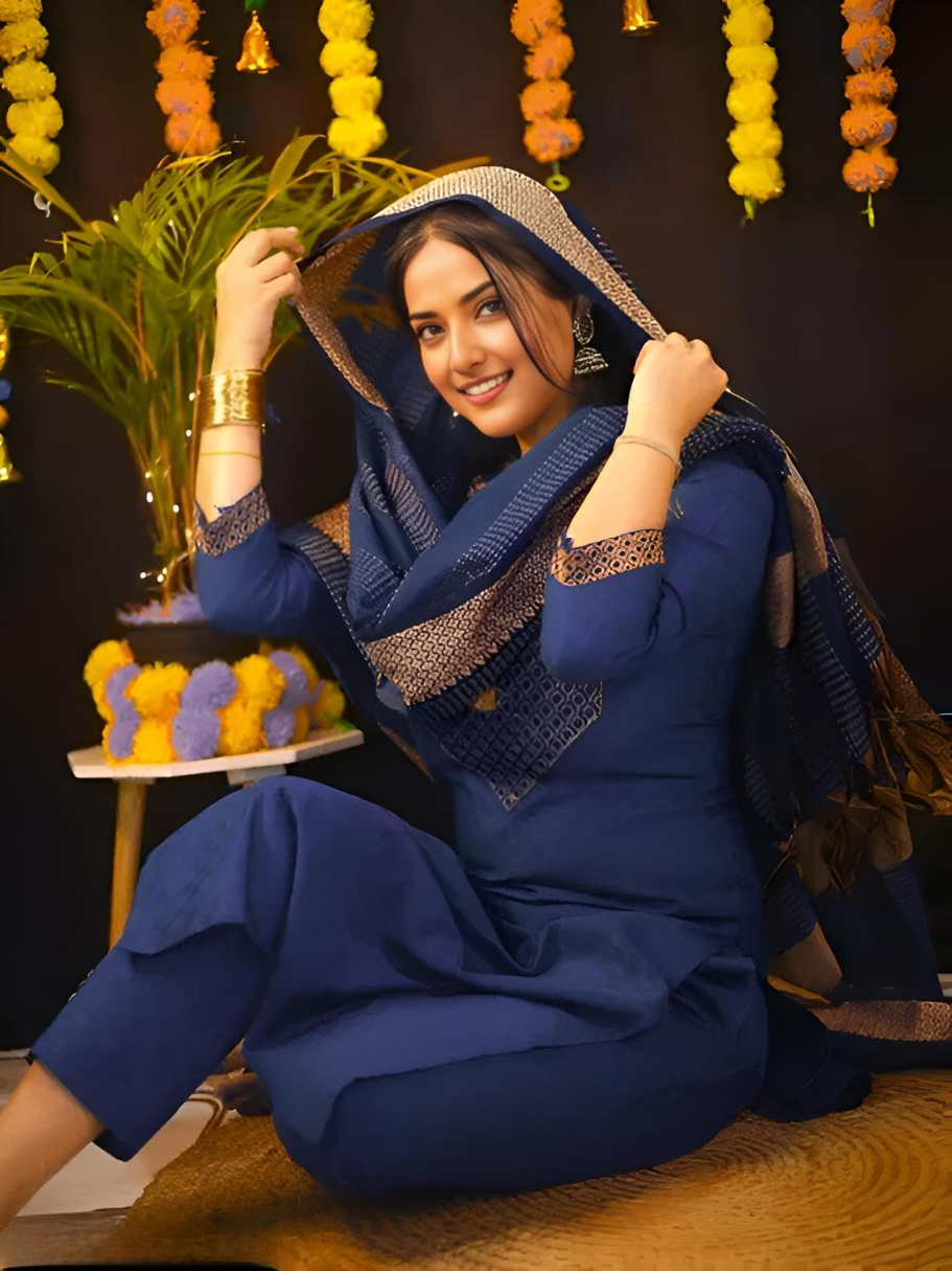 Women Woven Design Straight Kurta Set with Dupatta