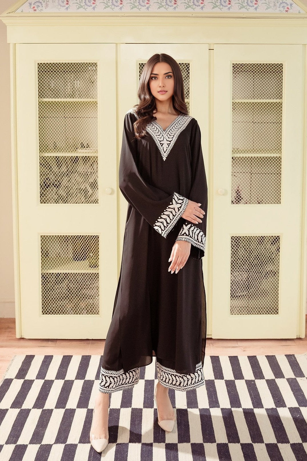 Floral Pakistani Kurta Set With Palazzo - Embroidered (Black)