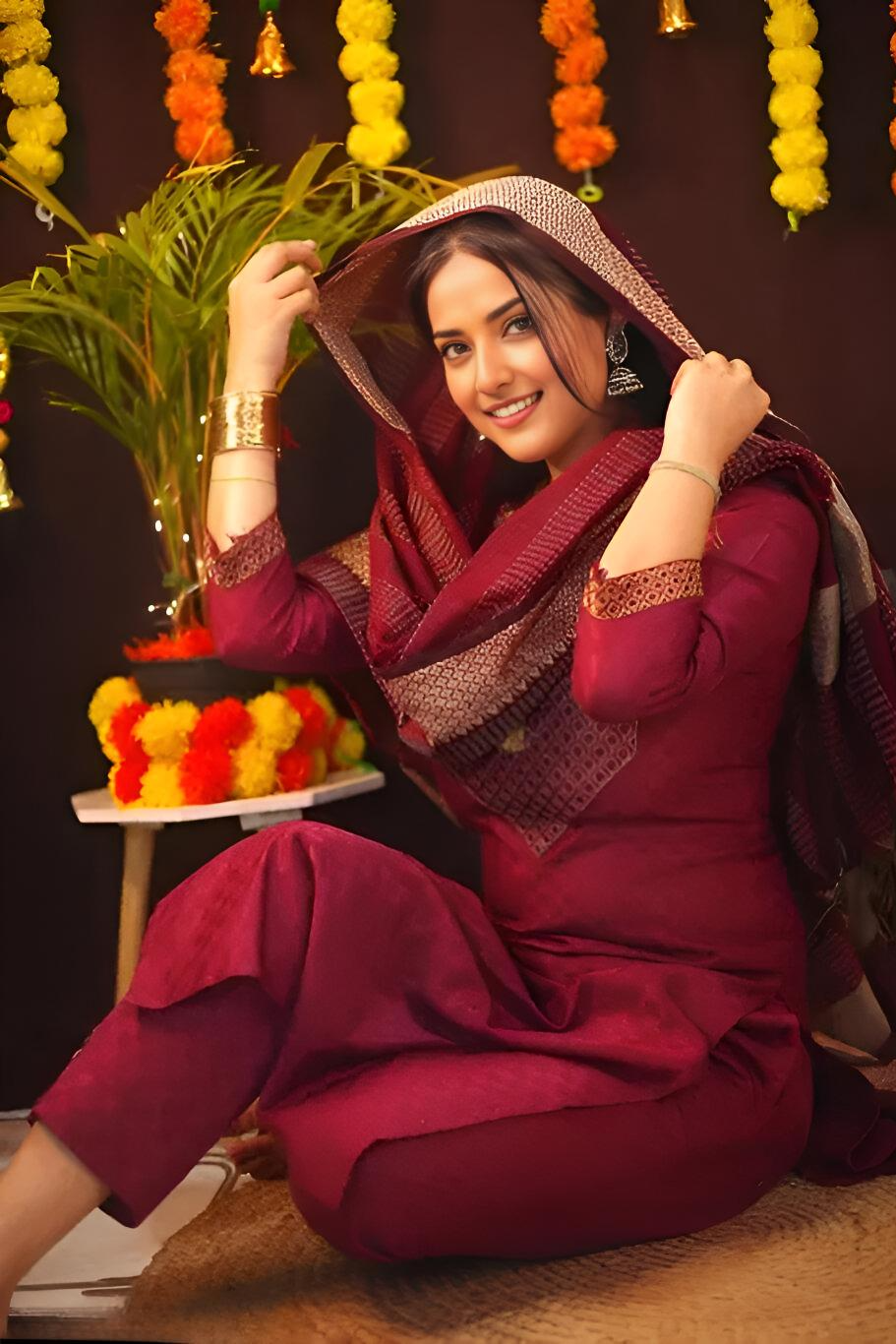 Women Woven Design Straight Kurta Set with Dupatta